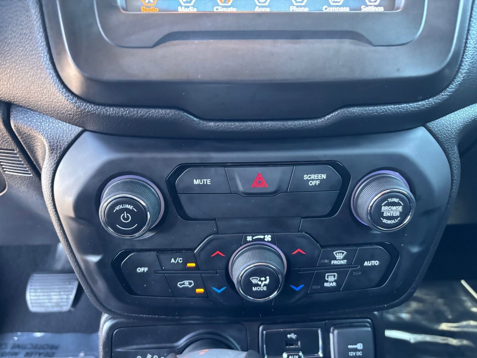 Used 2019 Jeep Renegade Latitude w/ Popular Equipment Group image 26