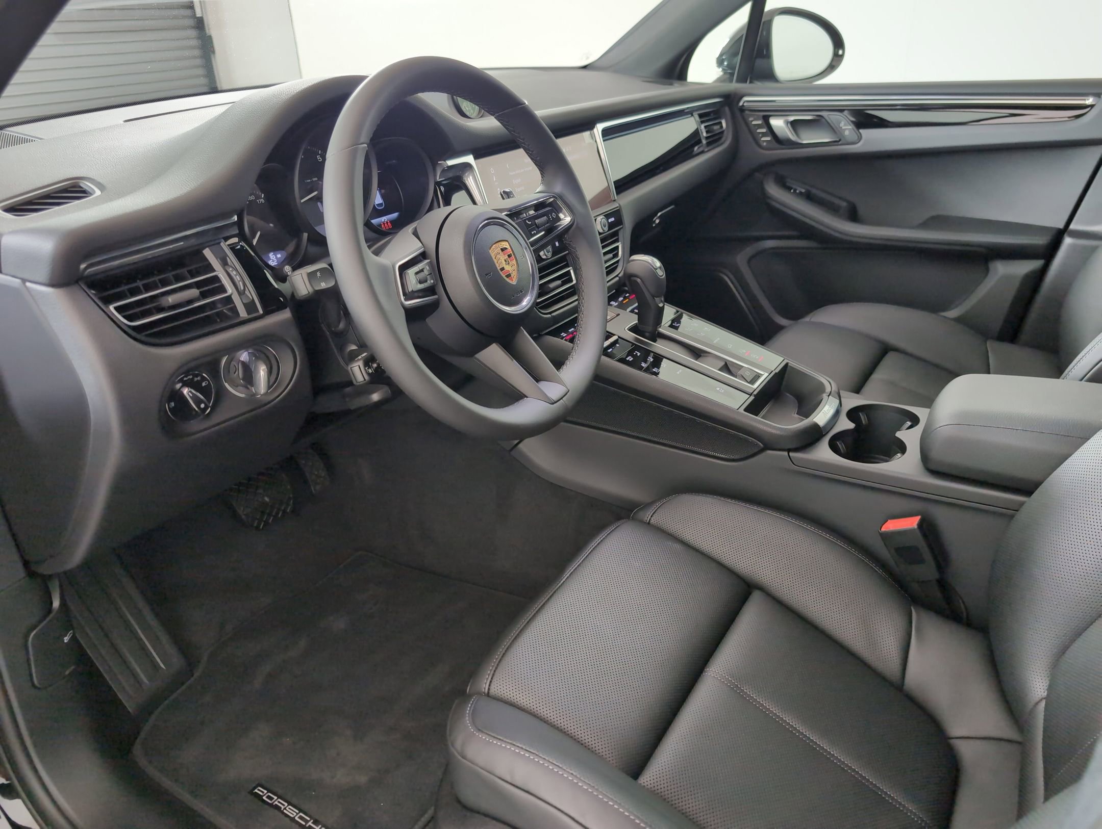 Certified 2025 Porsche Macan AWD/4WD image 4