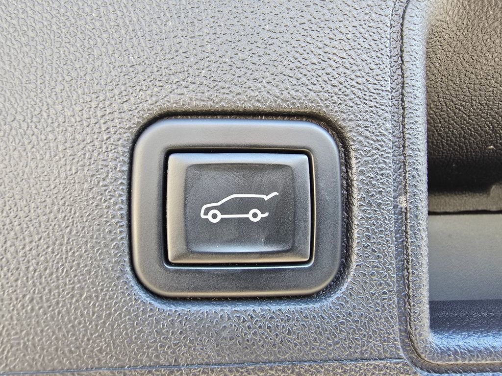 Used 2023 GMC Terrain SLT image 17