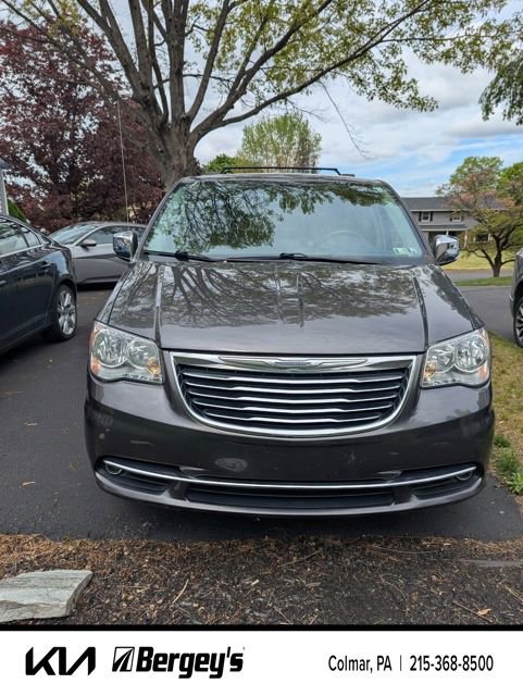 Used 2016 Chrysler Town & Country Touring-L FWD image 6