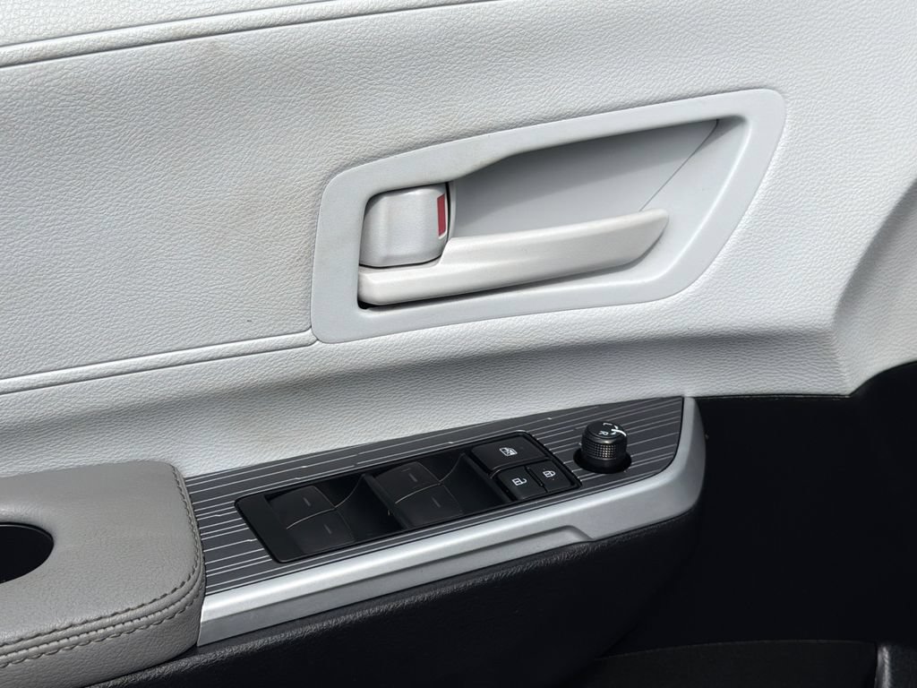 Used 2025 Toyota Sienna LE FWD image 19