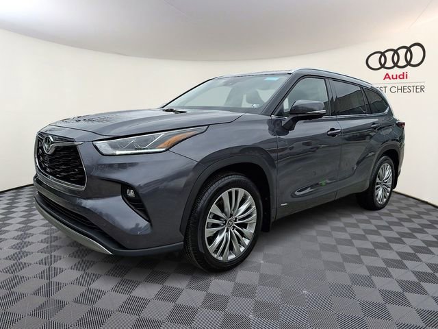 Used 2025 Toyota Highlander Platinum image 3