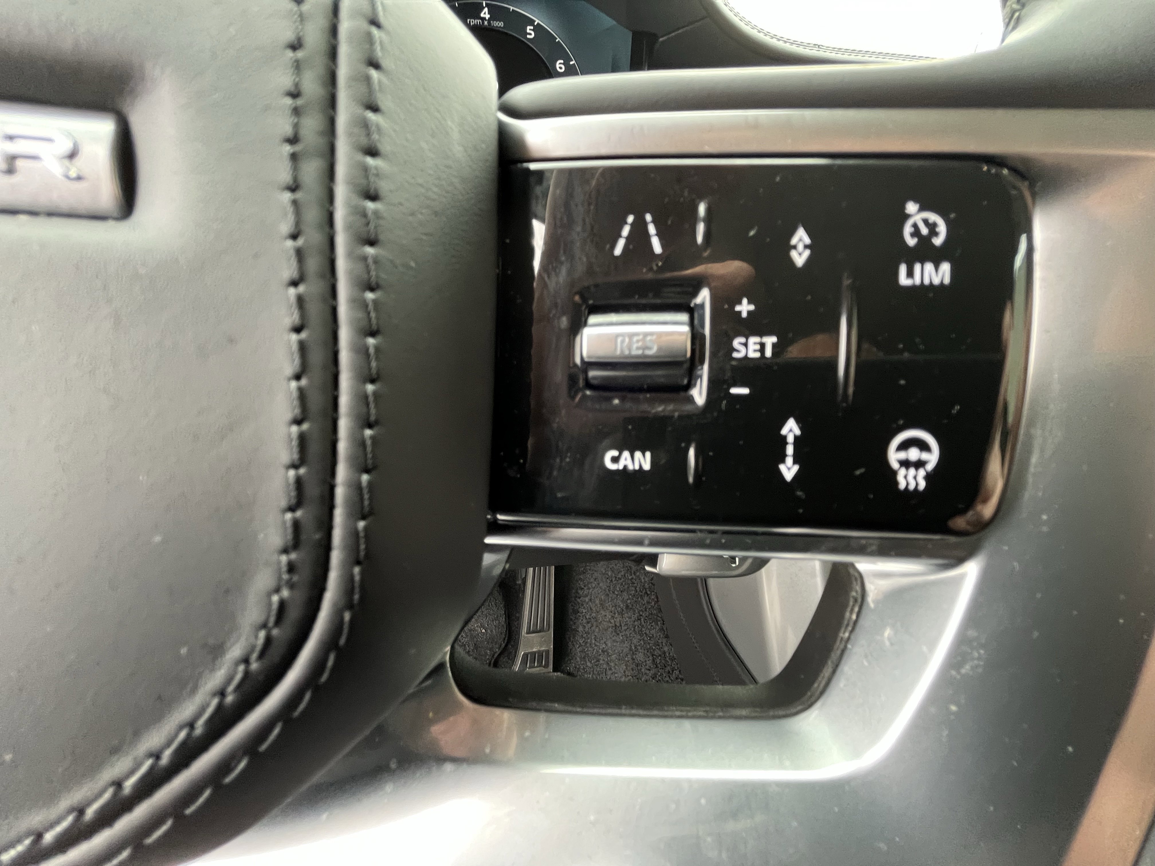 Certified 2025 Land Rover Range Rover SE image 21