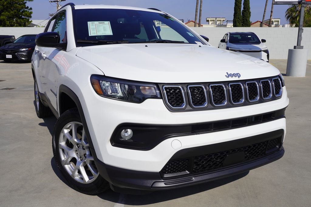 Used 2023 Jeep Compass Latitude image 2