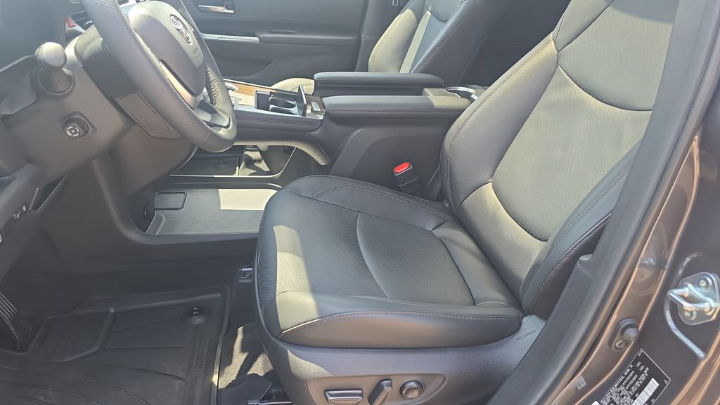 Used 2025 Toyota Sienna Platinum AWD/4WD image 14