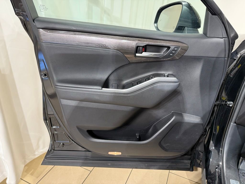 Used 2023 Toyota Highlander Limited AWD/4WD image 15