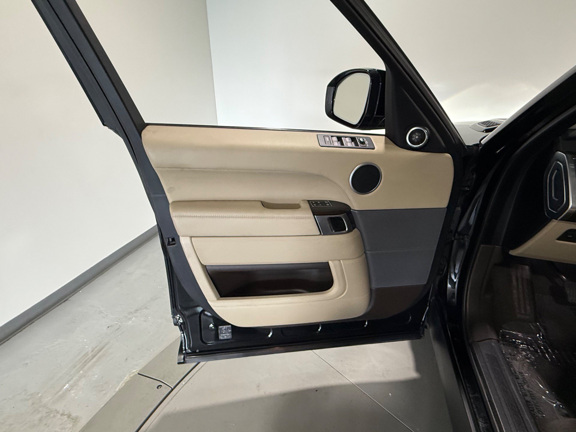 Used 2017 Land Rover Range Rover Sport SE AWD/4WD image 8