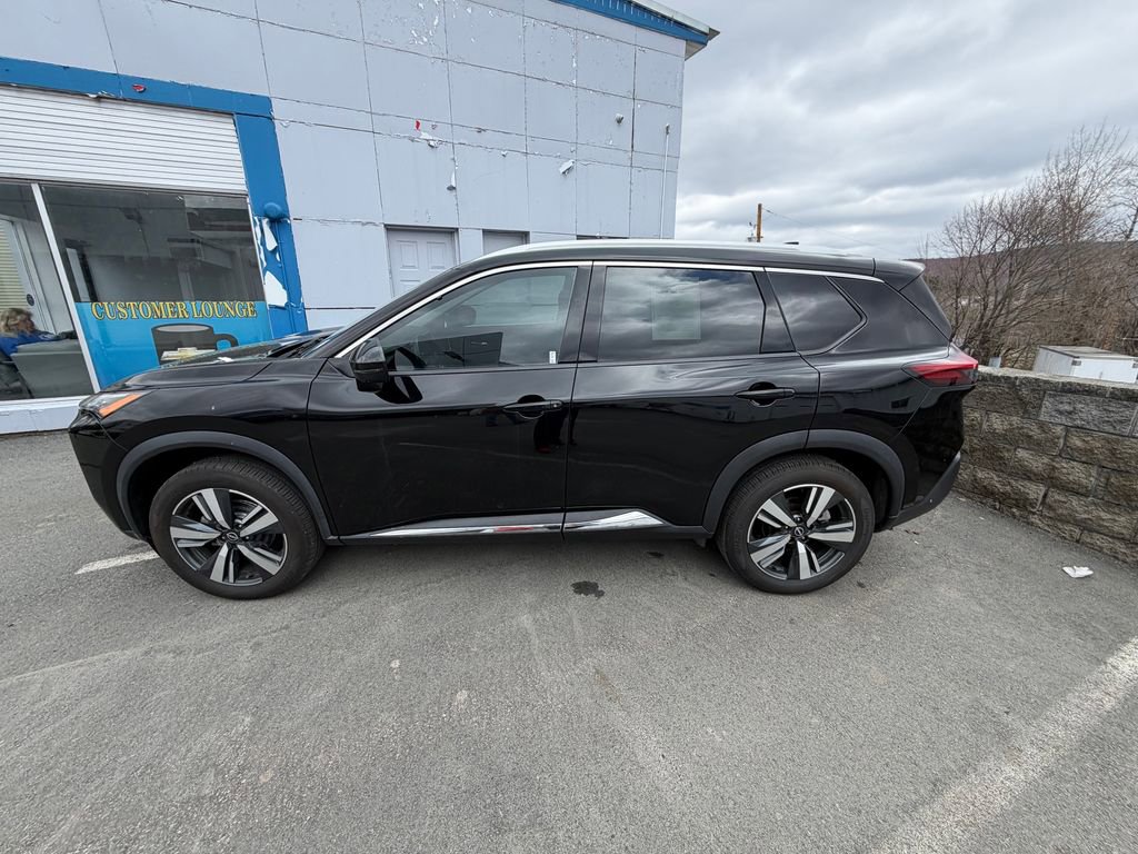 Used 2023 Nissan Rogue SL image 2