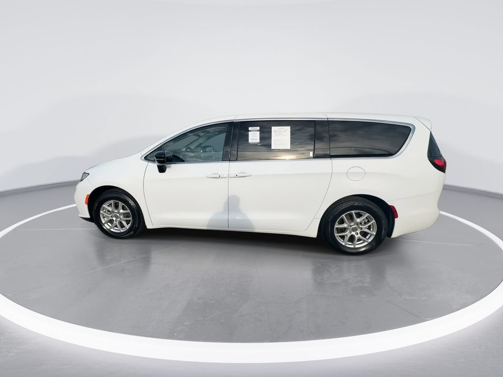 Used 2024 Chrysler Pacifica Touring-L FWD image 5