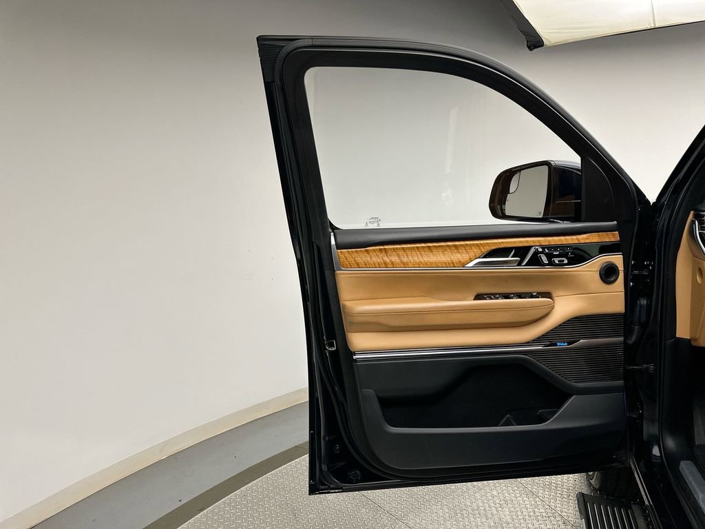 Used 2022 Jeep Grand Wagoneer Series III w/ Rear Seat Video Group 1 AWD/4WD image 23