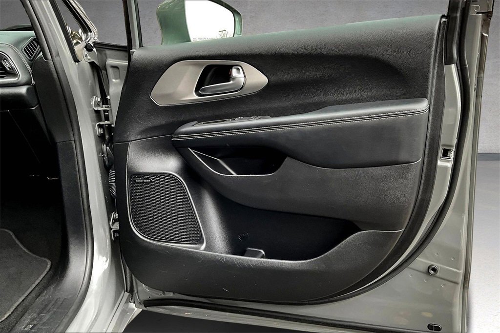 Used 2022 Chrysler Pacifica Limited w/ Uconnect Theater Family Group image 28