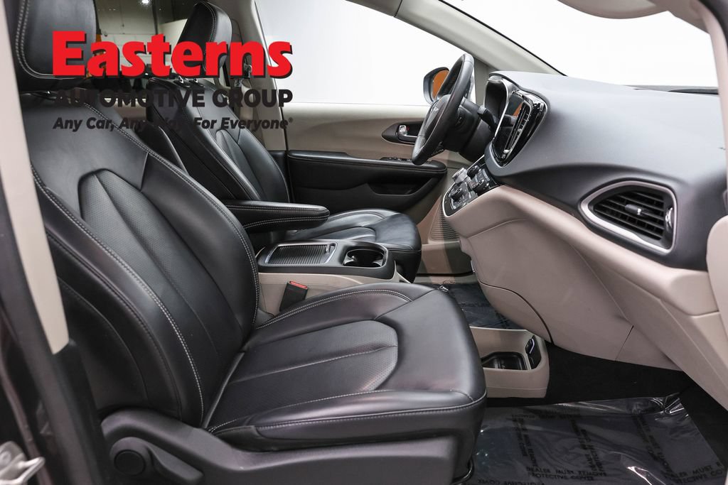Used 2023 Chrysler Pacifica Touring-L FWD image 23