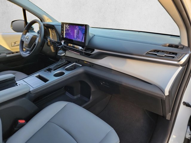 Used 2026 Toyota Sienna XLE FWD image 26