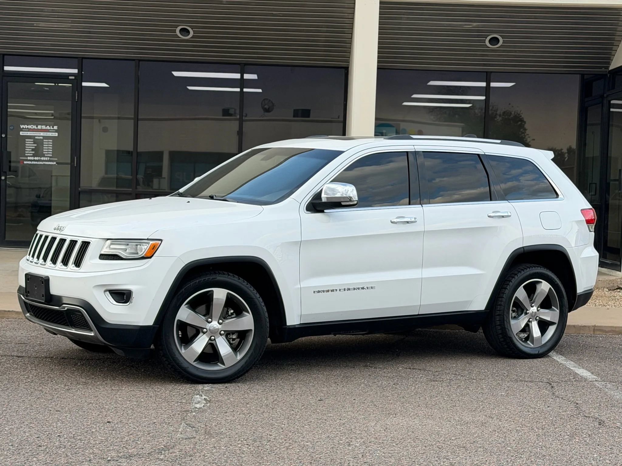 Used 2015 Jeep Grand Cherokee Limited w/ Luxury Group II image 3