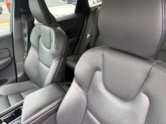 Used 2022 Volvo XC60 B5 Momentum image 15