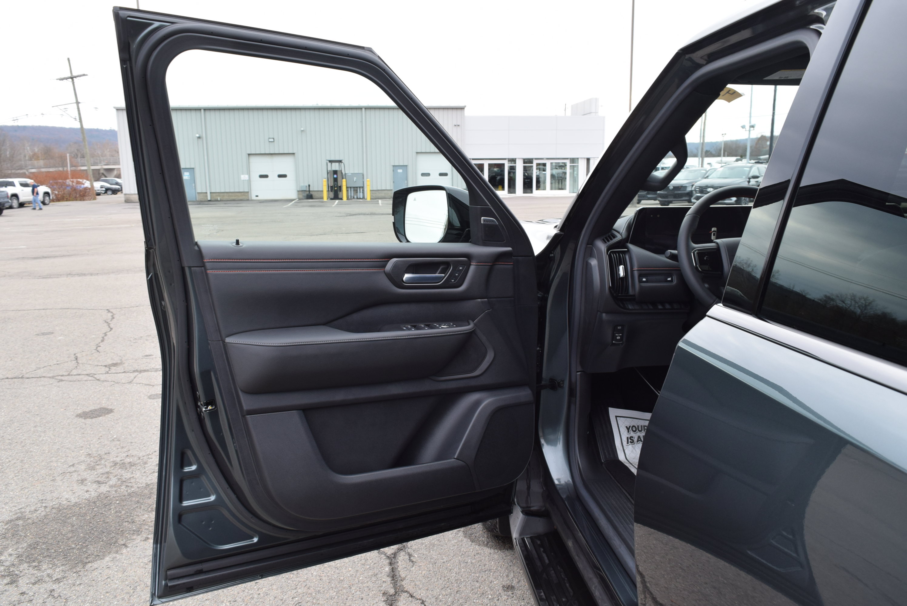 Used 2025 Nissan Armada PRO-4X AWD/4WD image 12