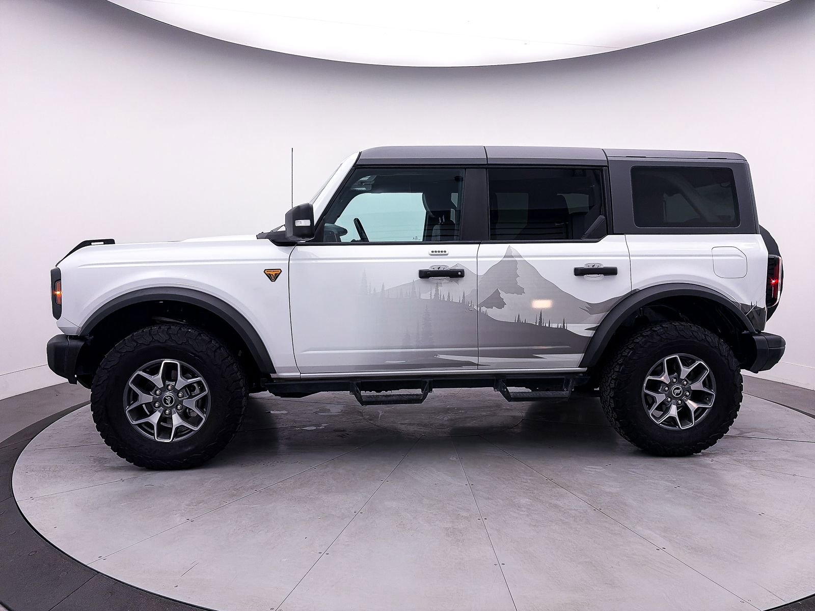 Used 2023 Ford Bronco Badlands image 39