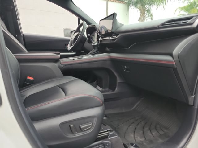 Used 2025 Toyota Sienna XSE FWD image 23