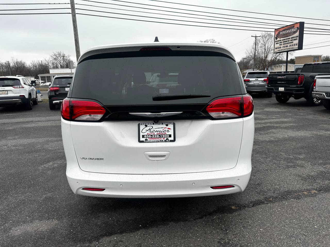 Used 2022 Chrysler Voyager LX FWD image 6