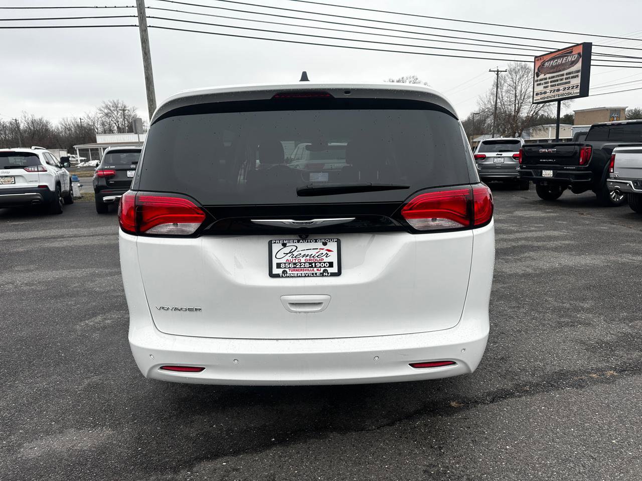 Used 2022 Chrysler Voyager LX image 6
