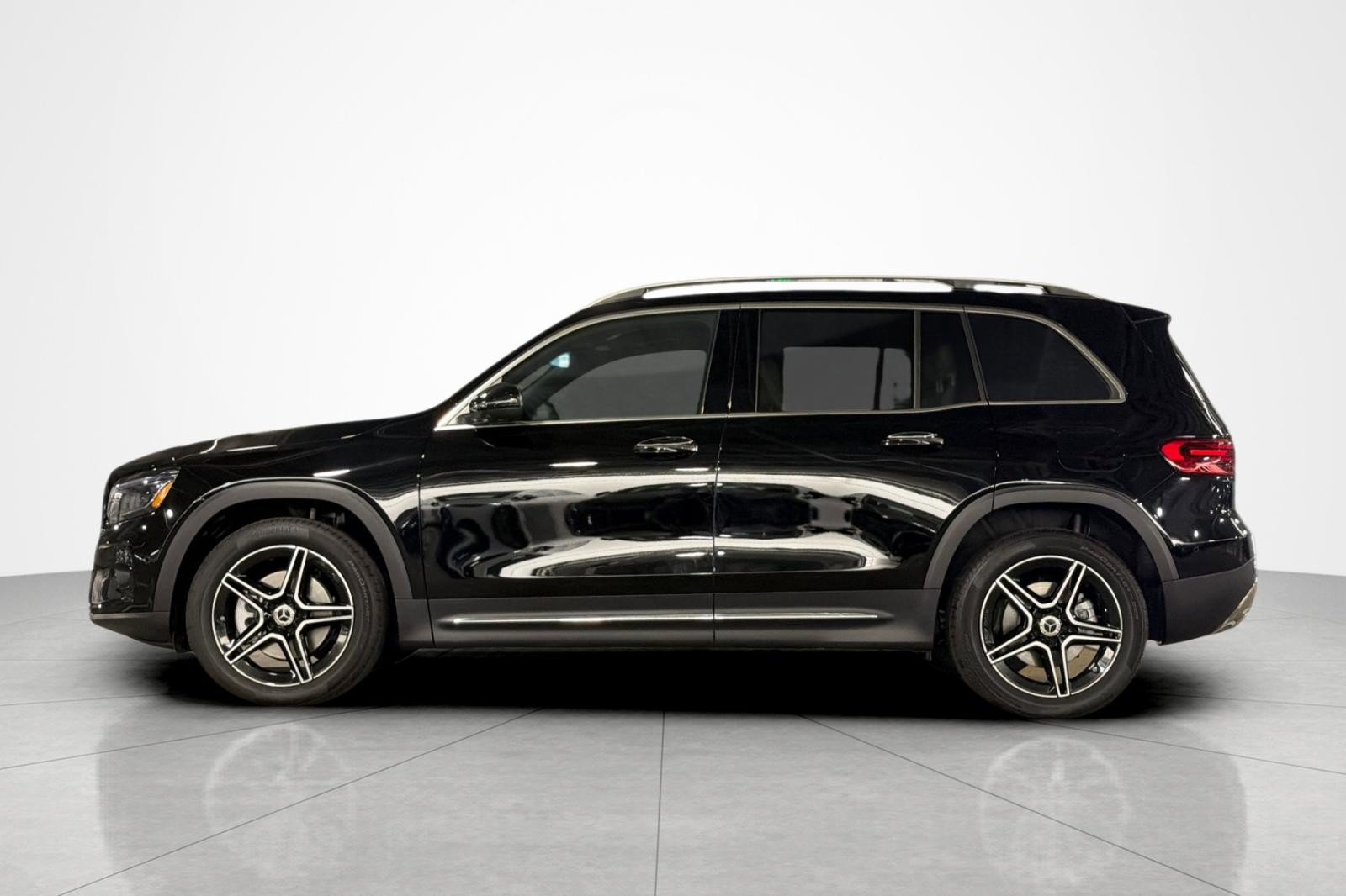 New 2026 Mercedes-Benz GLB 250 image 2