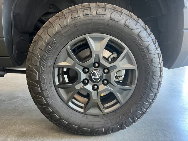 Used 2025 Lexus GX 550 w/ Accessory Package (32) AWD/4WD image 12