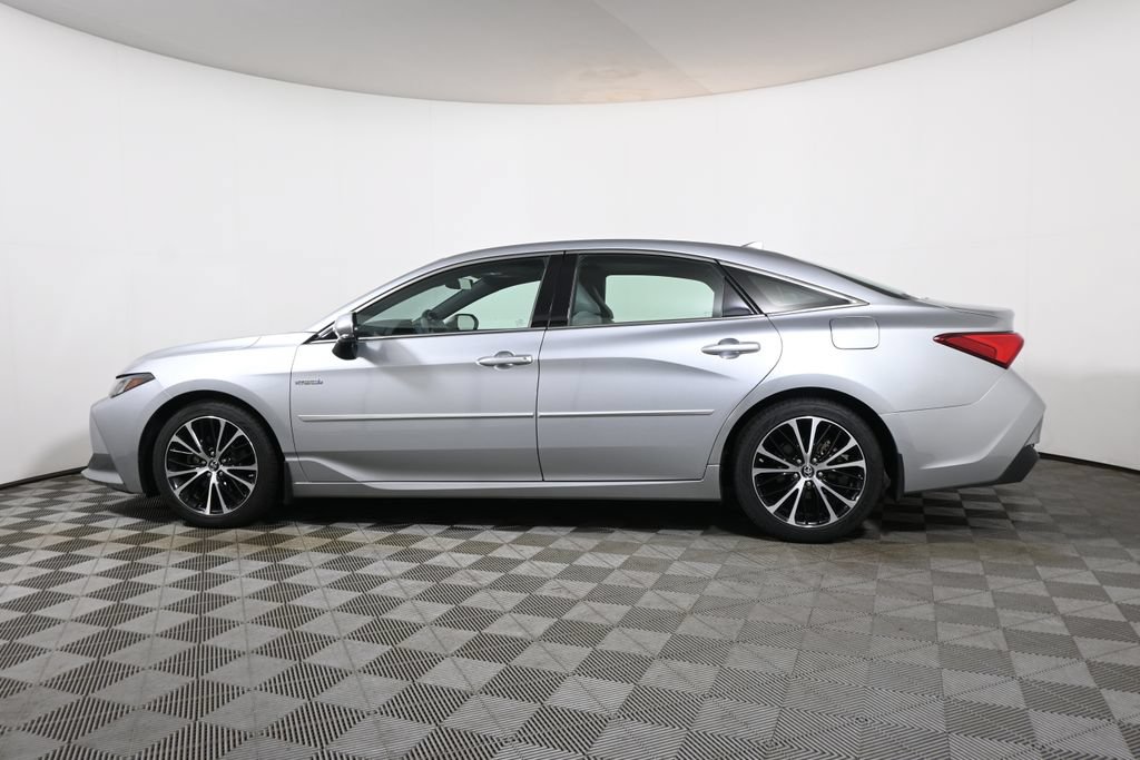 Used 2019 Toyota Avalon Limited FWD image 2