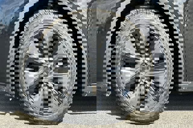 Used 2025 Tesla Model Y Long Range image 31