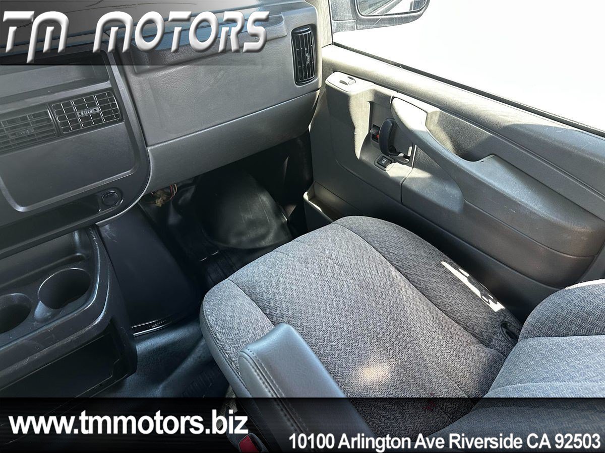 Used 2006 Chevrolet Express 2500 Extended w/ Power and Light Package RWD image 12