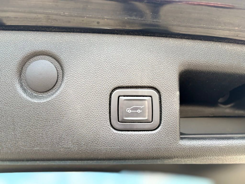 Used 2020 Chevrolet Equinox LT w/ Driver Convenience Package image 30