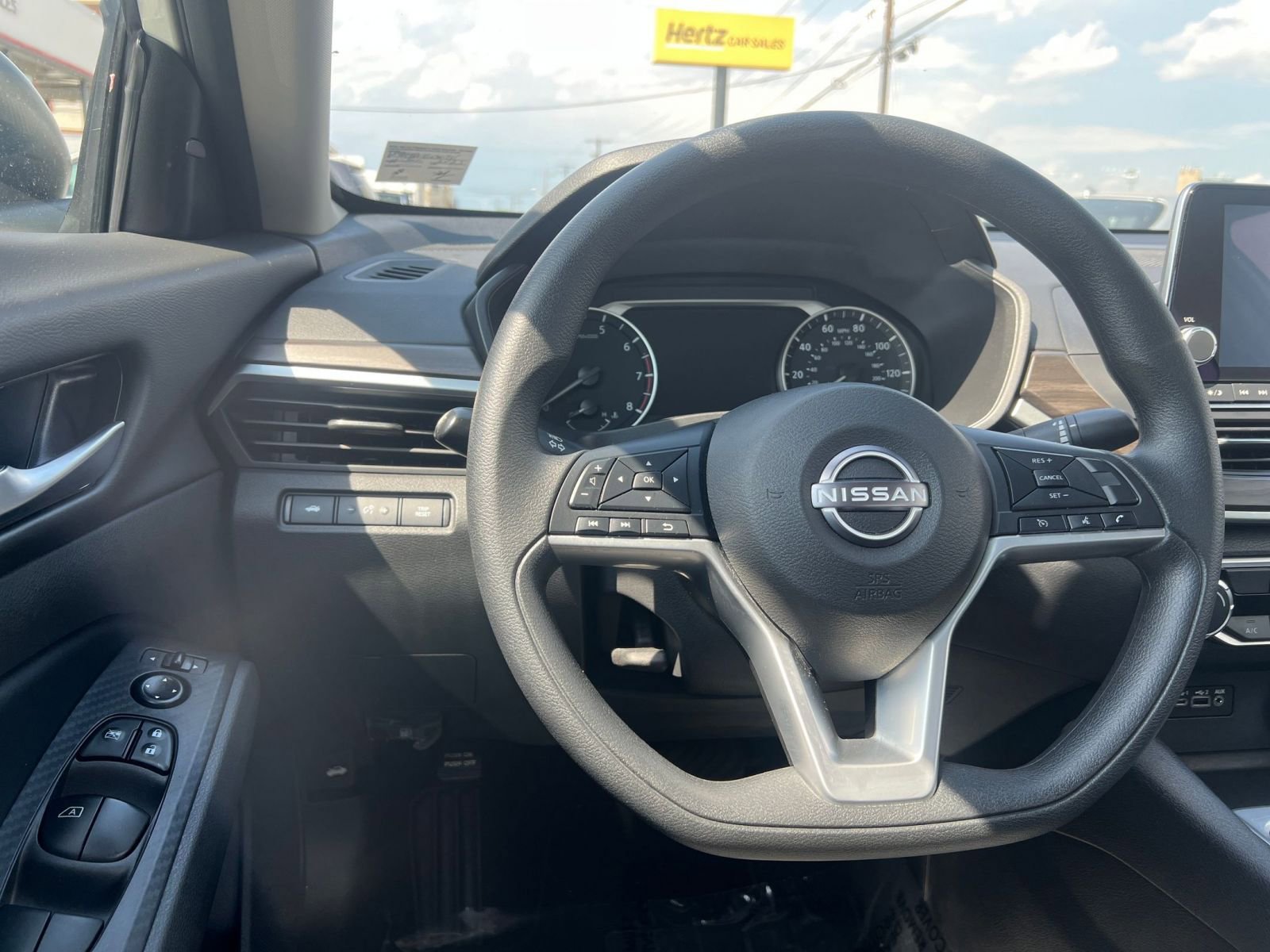 Used 2025 Nissan Altima 2.5 SV FWD image 35