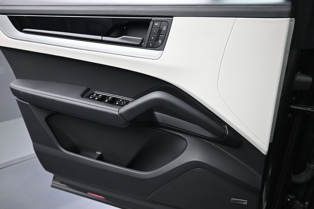 Certified 2024 Porsche Cayenne Coupe AWD/4WD image 21