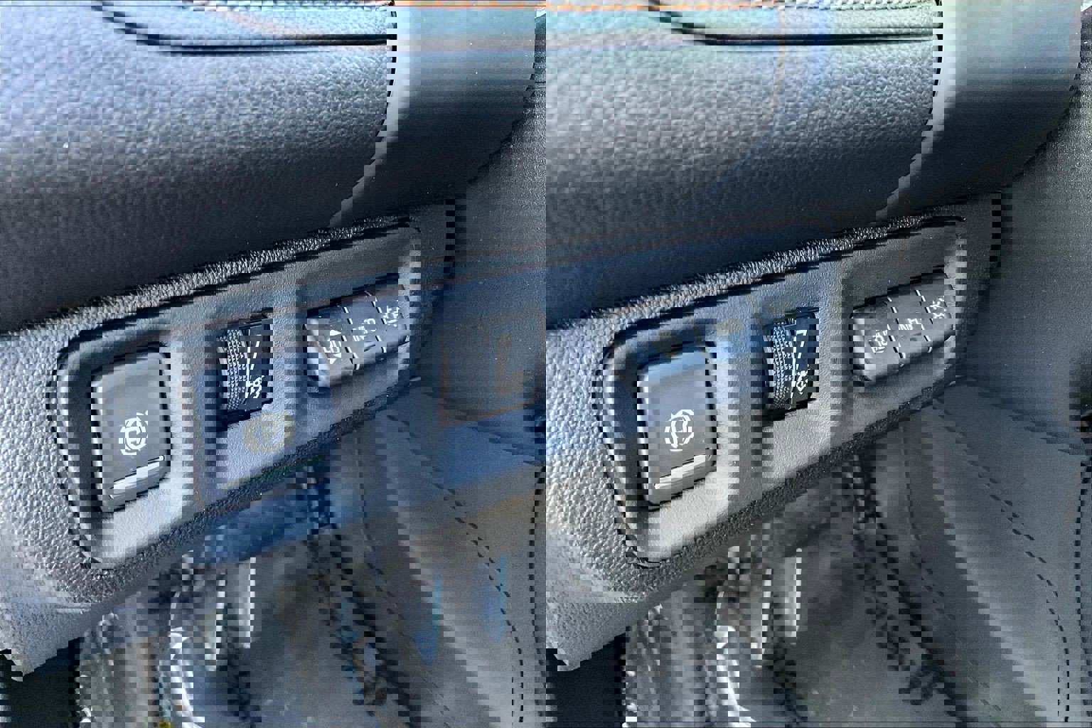 Used 2022 GMC Acadia AT4 w/ Technology Package image 40