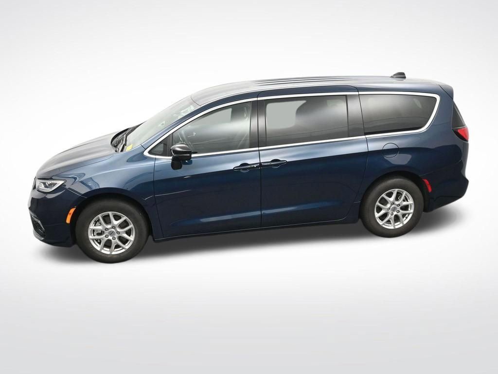 Used 2025 Chrysler Pacifica Select image 29
