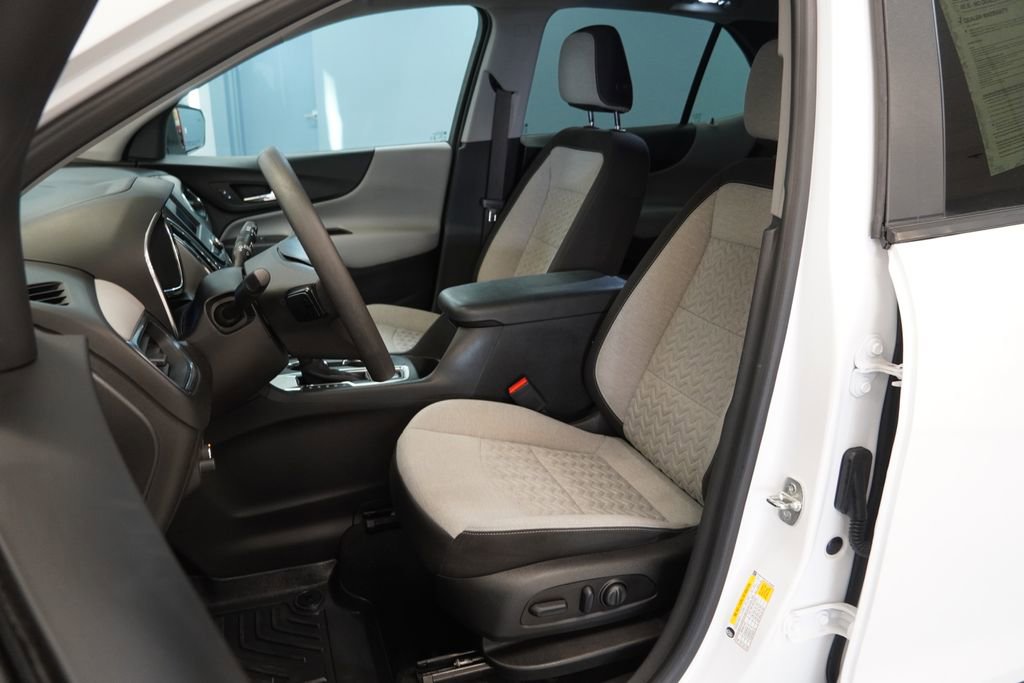 Used 2023 Chevrolet Equinox LS w/ LS Convenience Package image 4