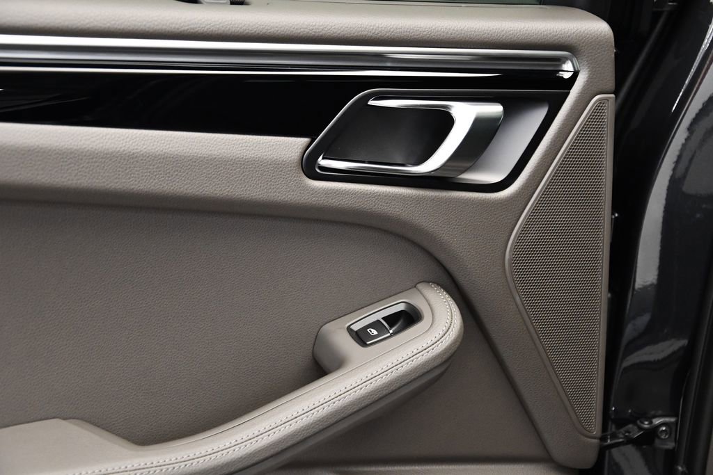 Used 2025 Porsche Macan image 39