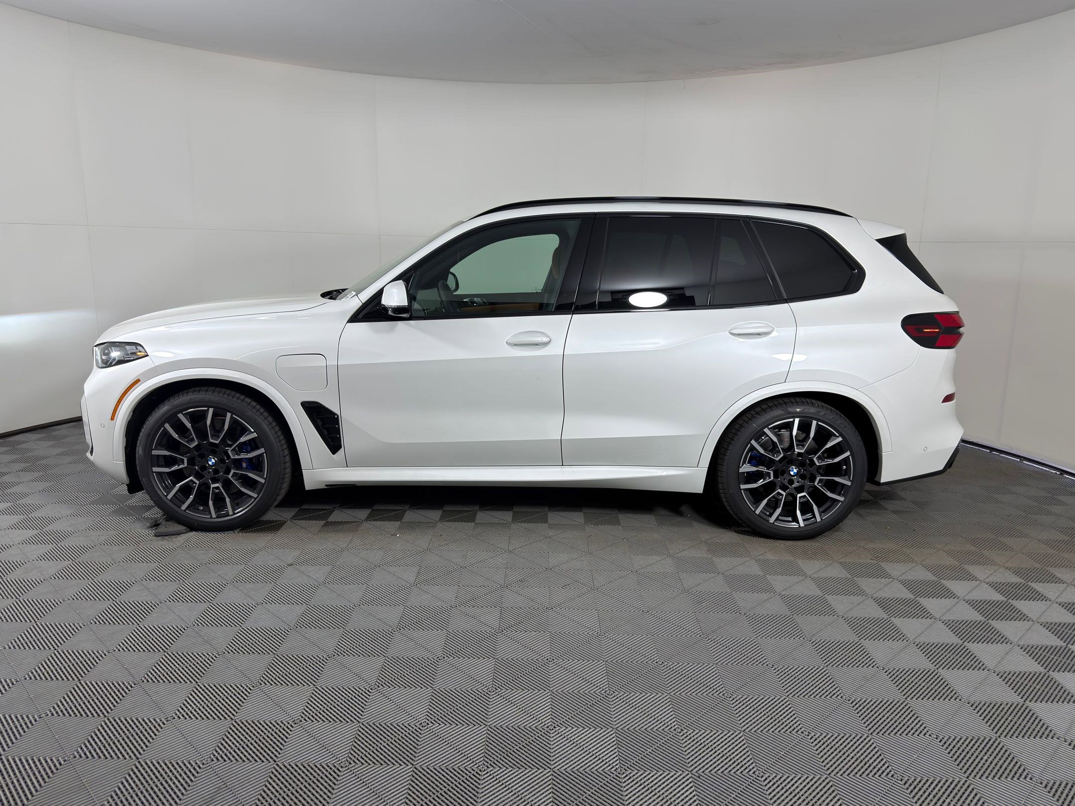 New 2026 BMW X5 xDrive50e w/ Executive Package image 2