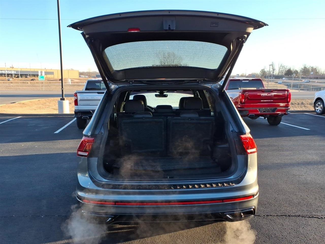 Used 2024 Volkswagen Tiguan SE R-Line FWD image 5