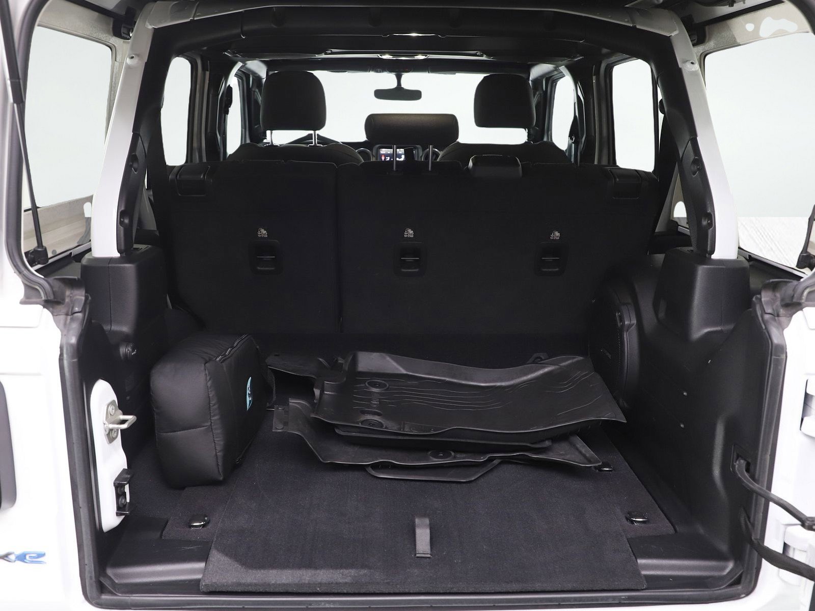 Used 2023 Jeep Wrangler Unlimited w/ Sun & Screen Package image 9