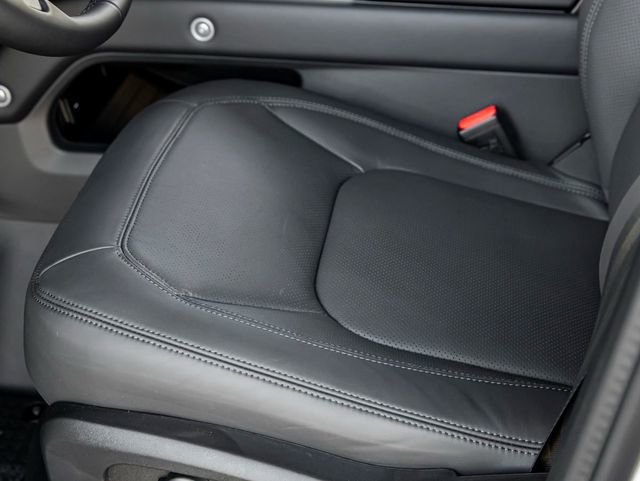 Used 2025 Land Rover Defender 110 X-Dynamic SE image 15