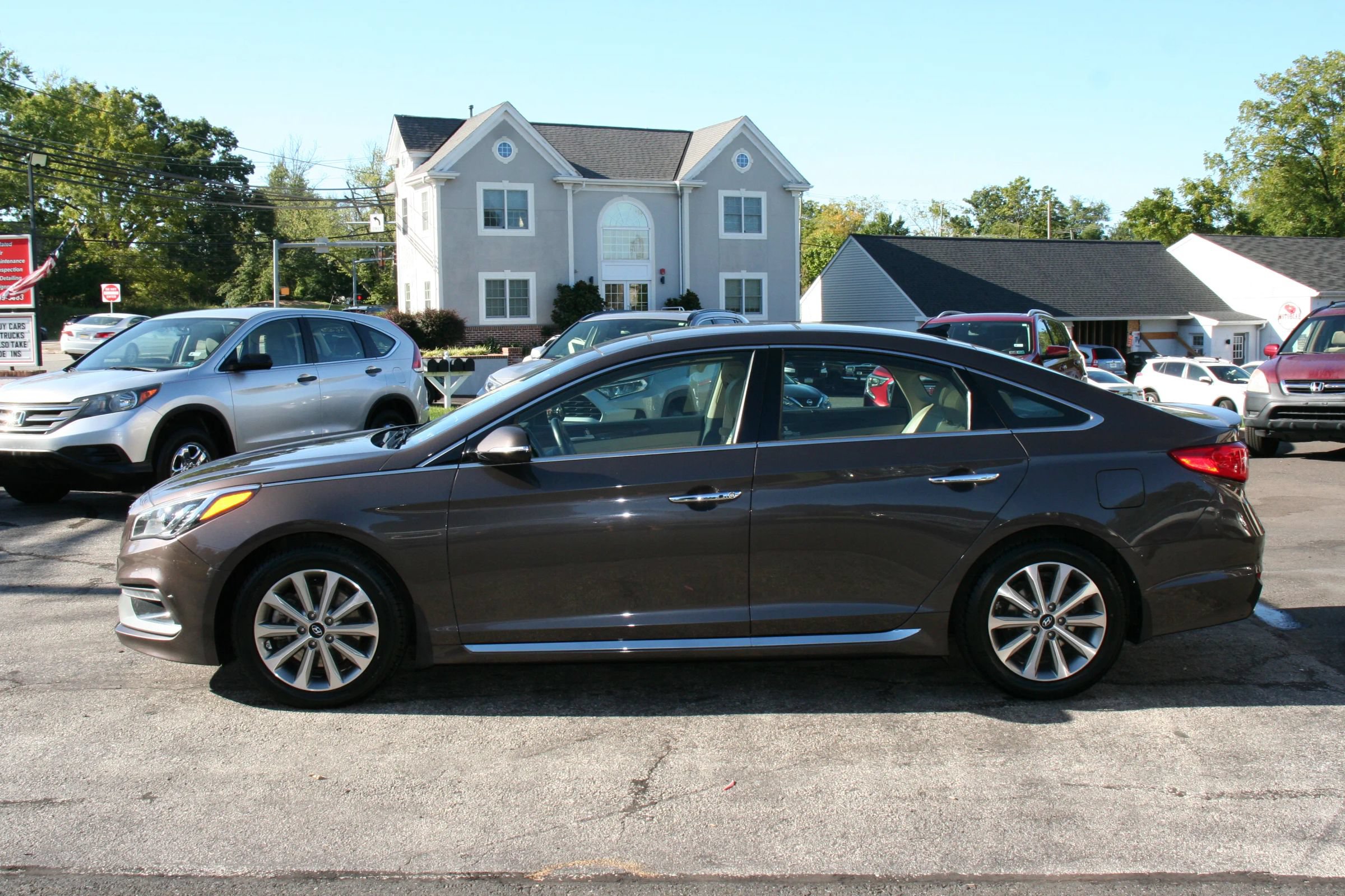 Used 2016 Hyundai Sonata Limited w/ Option Group 05 FWD image 9