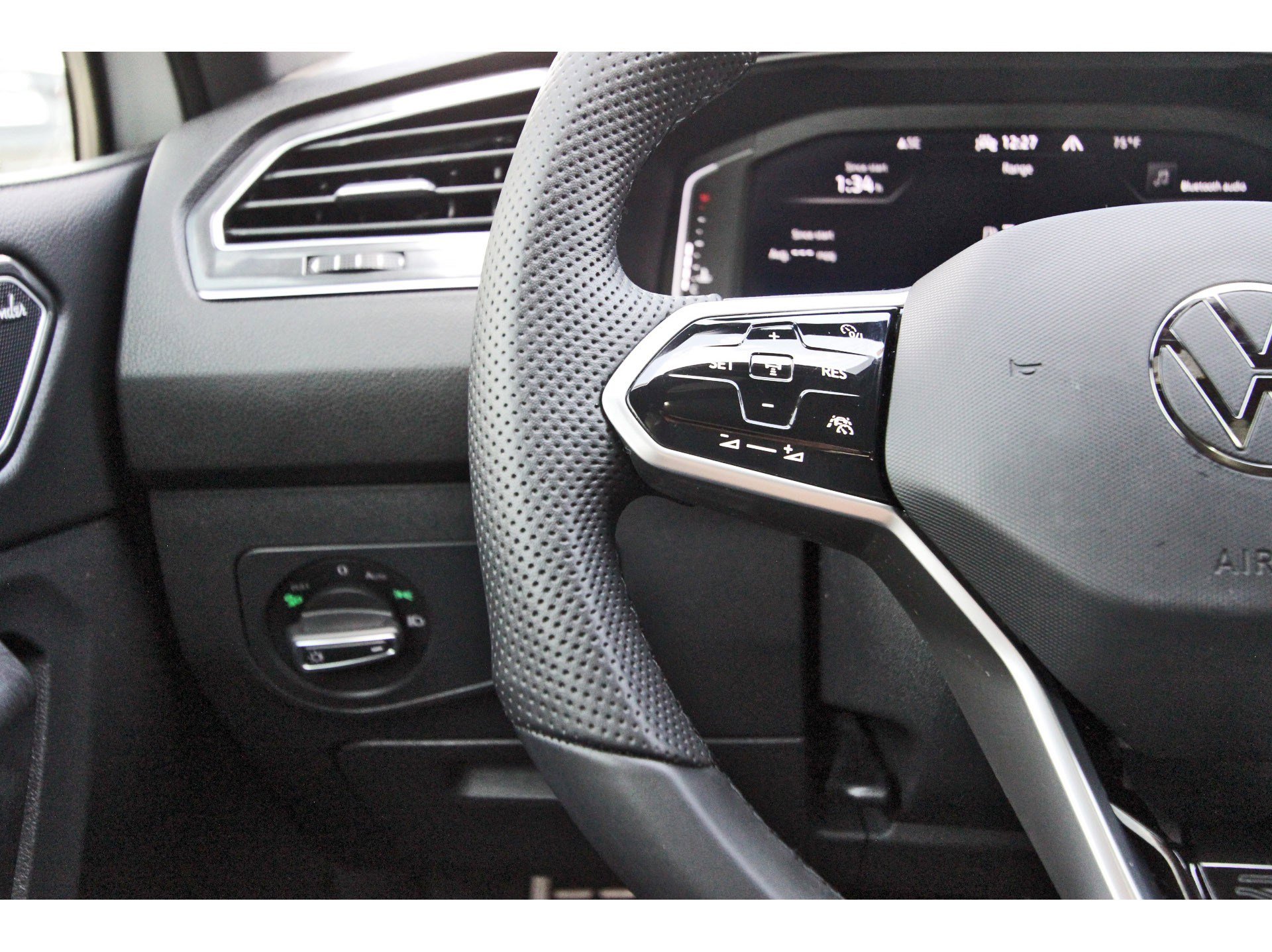 Used 2022 Volkswagen Tiguan SEL R-Line image 17