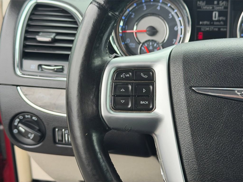 Used 2013 Chrysler Town & Country Touring-L FWD image 17