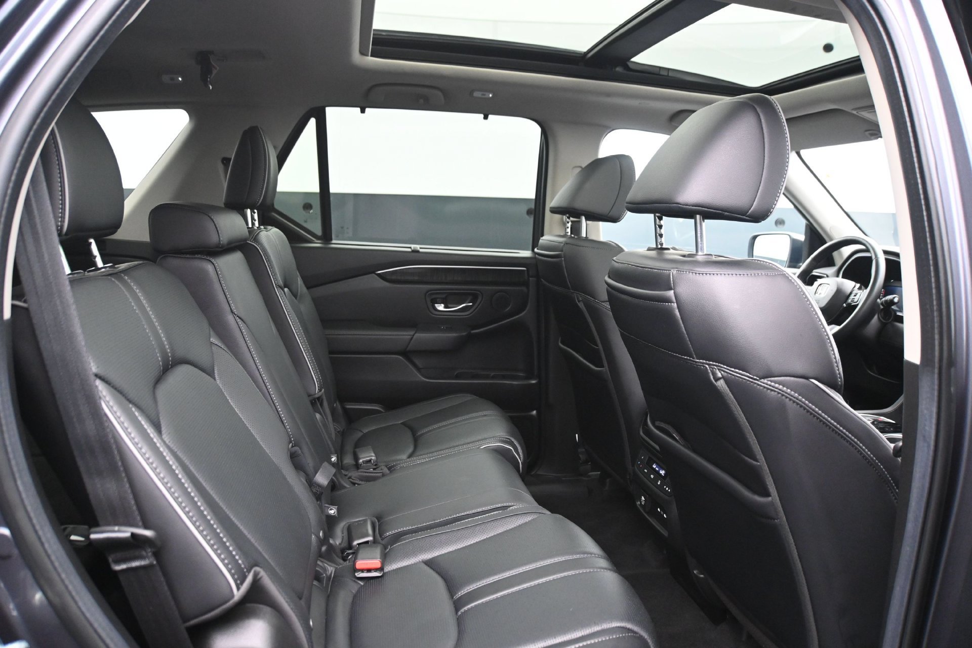 Used 2025 Honda Pilot Touring image 14