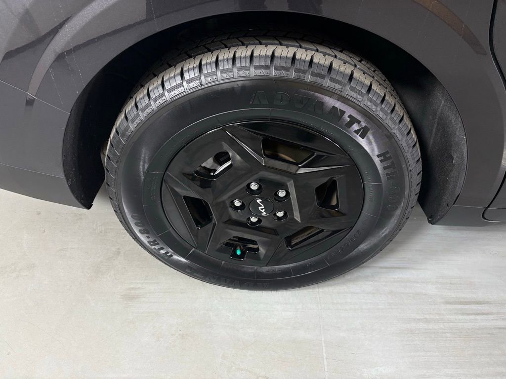 Used 2025 Kia Carnival image 11