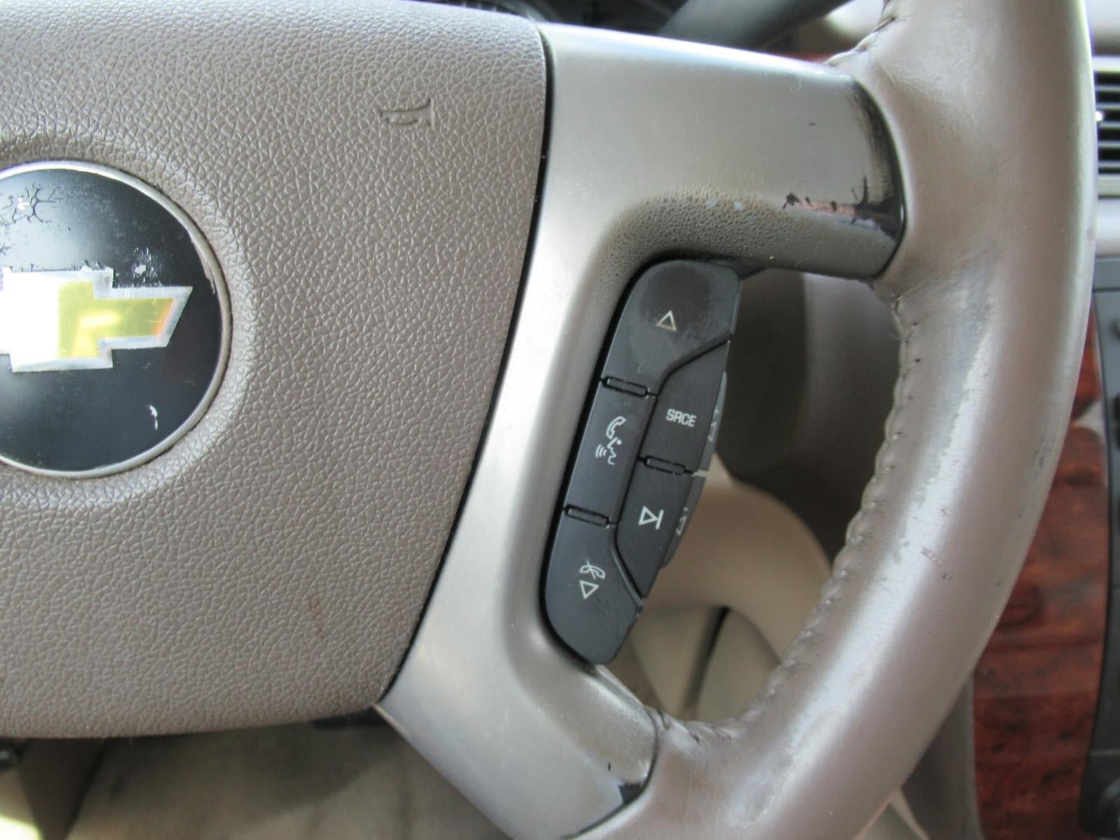 Used 2011 Chevrolet Suburban LT RWD image 25