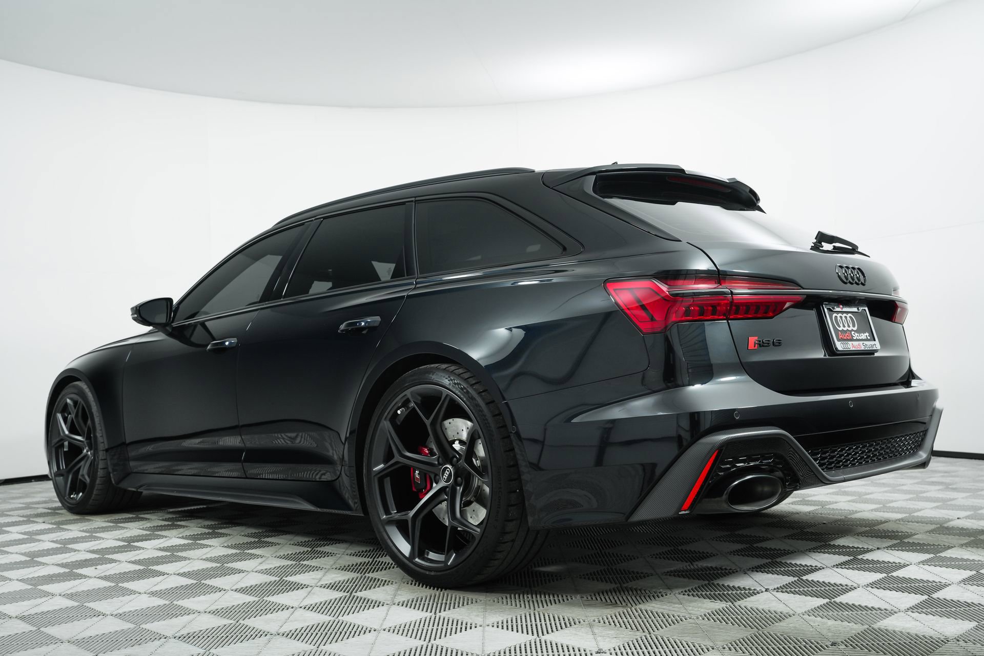 Used 2024 Audi RS 6 performance w/ Matte Carbon Package image 5