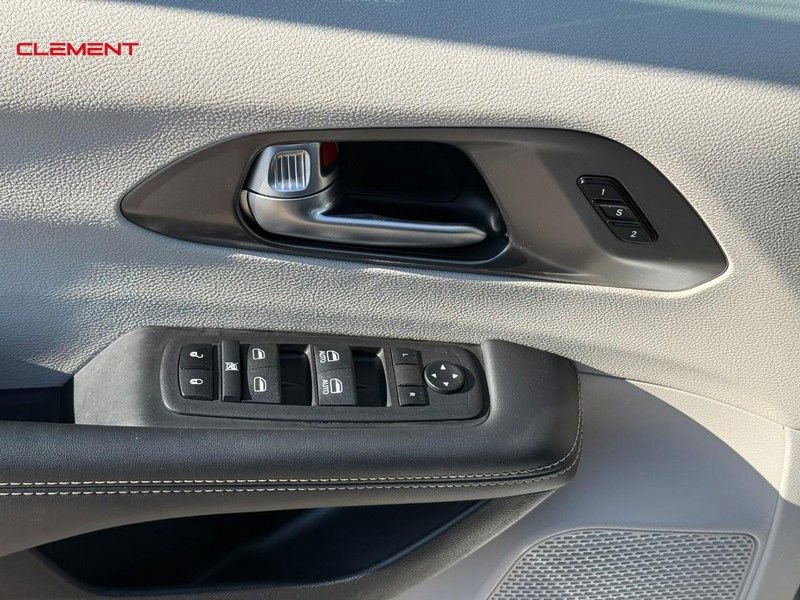 Used 2024 Chrysler Pacifica Touring-L FWD image 19
