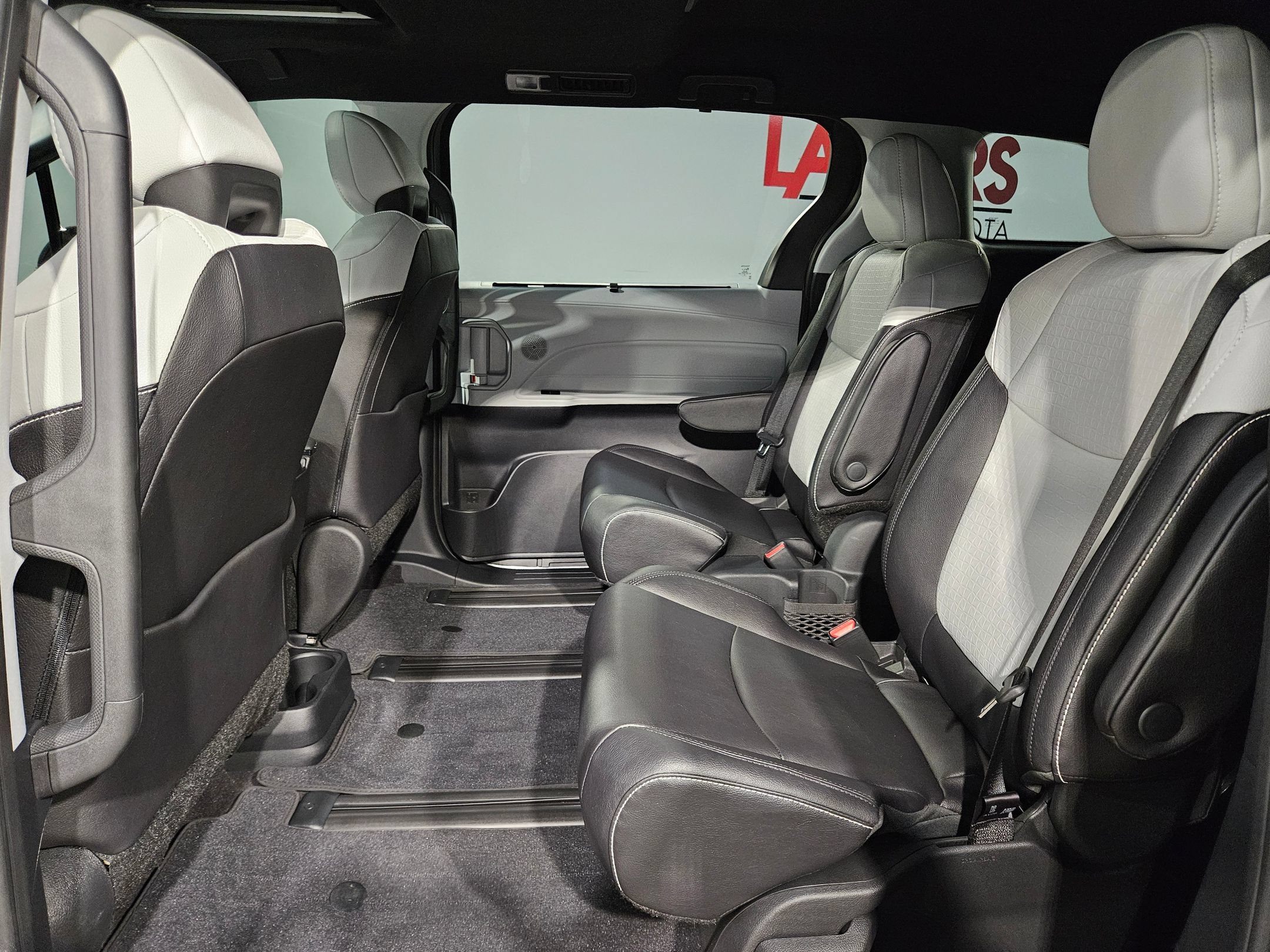 Certified 2025 Toyota Sienna XSE FWD image 33
