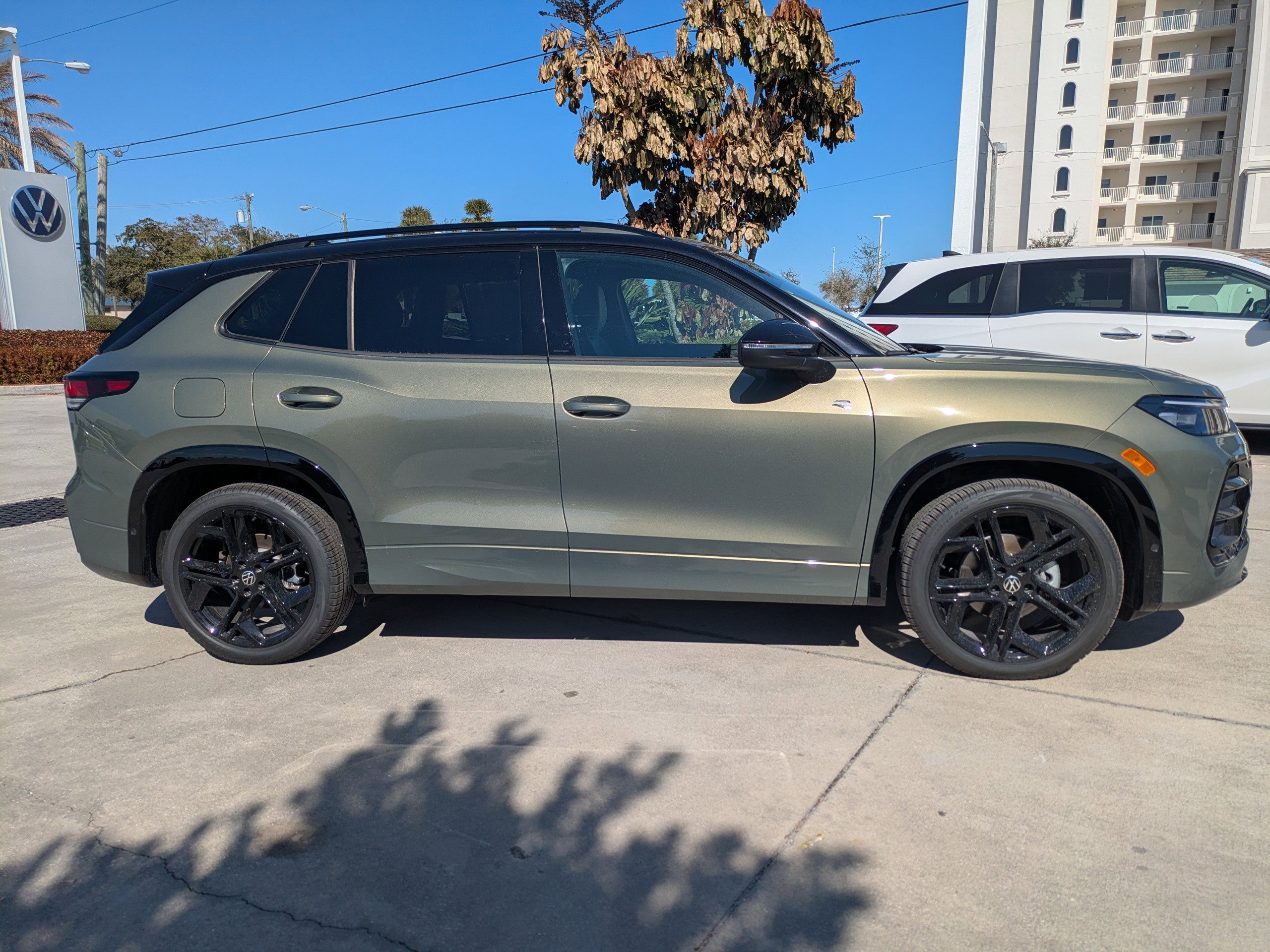 New 2026 Volkswagen Tiguan SE R-Line image 3